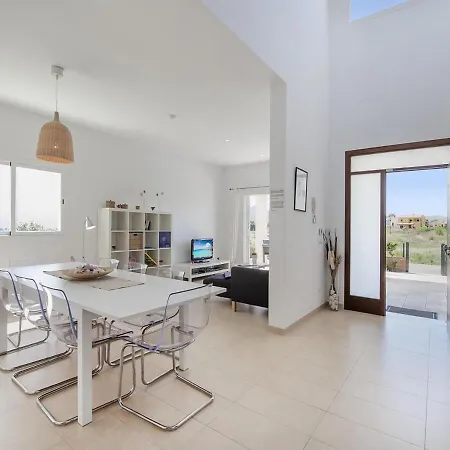 Marisa I Villa *